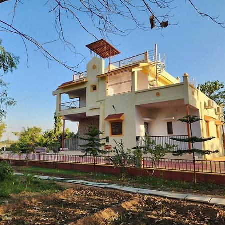 Farmhouse Close To Nature - Kesari Farm Gandhinagar Eksteriør billede