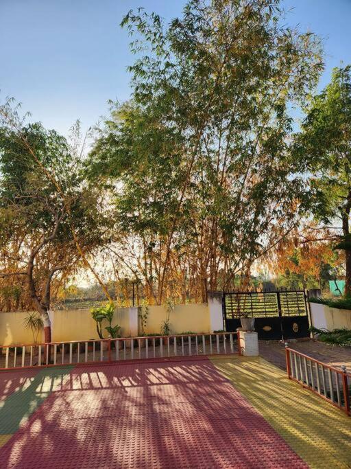 Farmhouse Close To Nature - Kesari Farm Gandhinagar Eksteriør billede