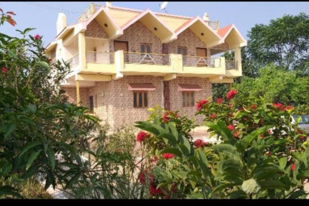 Farmhouse Close To Nature - Kesari Farm Gandhinagar Eksteriør billede